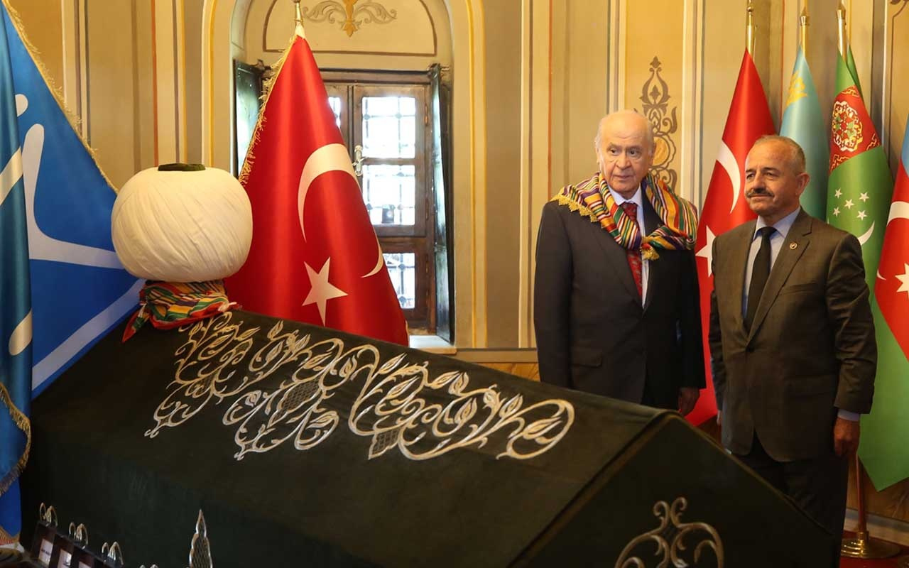 Bahçeli, Ertuğrul Gazi Türbesi'ni ziyaret ederek "Saygı Nöbeti" değişimini izledi