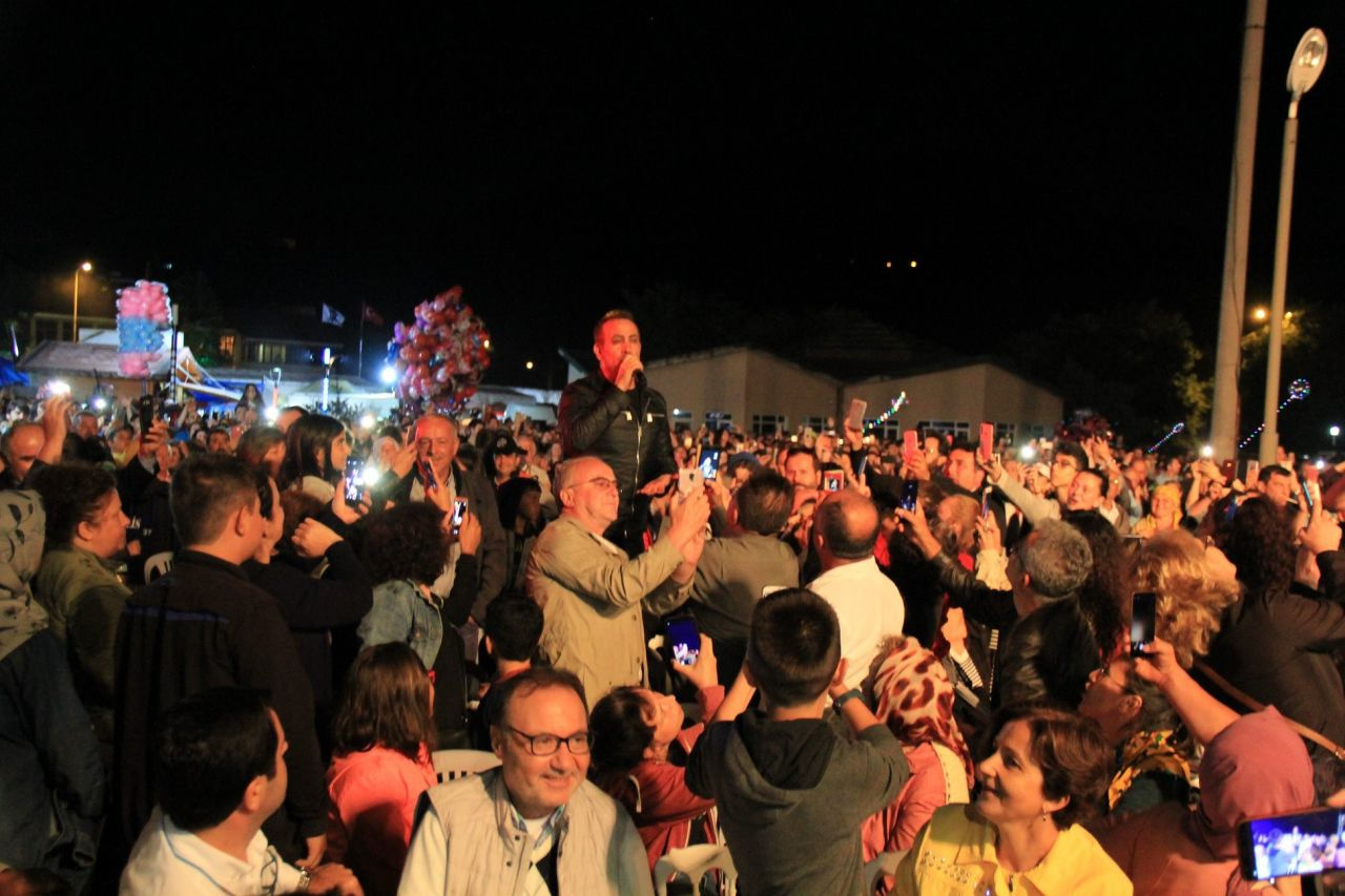 Haluk Levent 10 bin nüfuslu ilçede 20 bin kişiye konser verdi