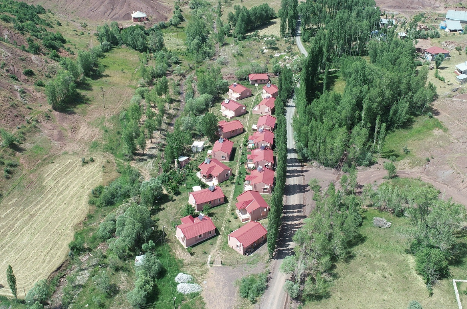 Tüm evler birbirinin aynısı! Sivas'ta ünlü iş adamı Bolucan köyünü yeniden inşa etti