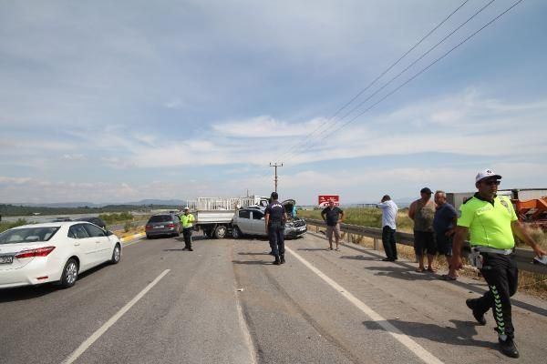 Balıkesir'de yol kenarındaki araca kamyonet çarptı 4 yaralı