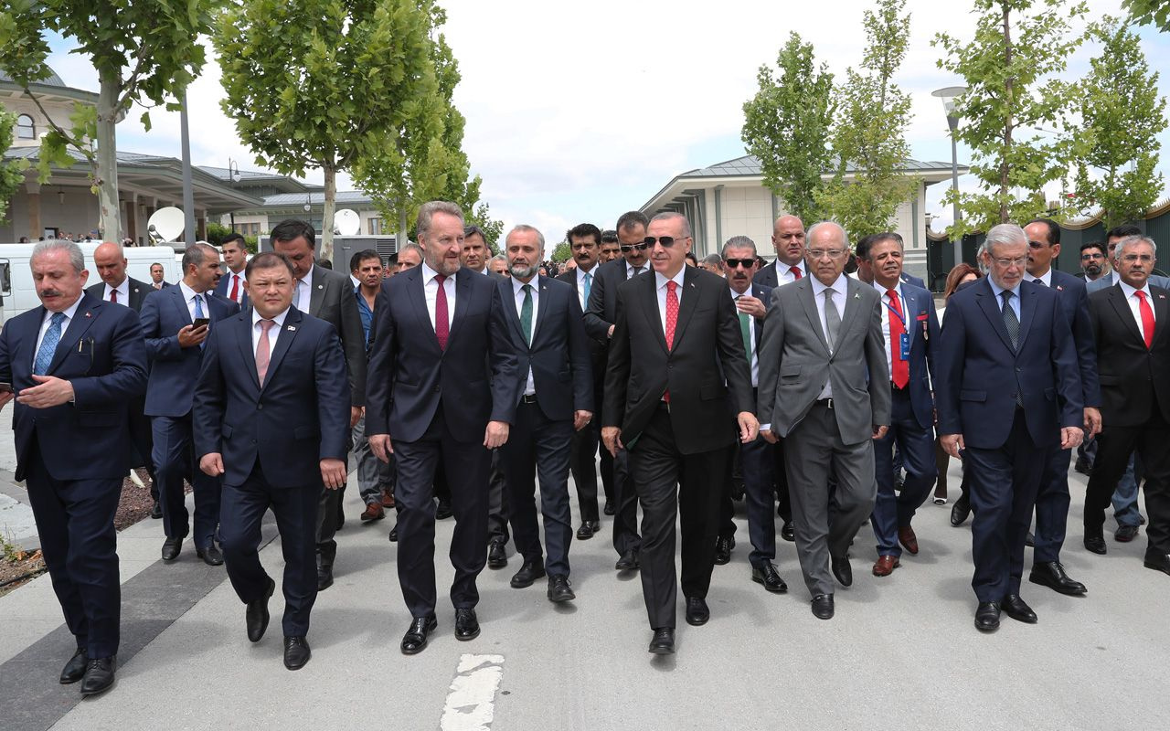 Cumhurbaşkanı Erdoğan, şehitler için Kur’an-ı Kerim okudu
