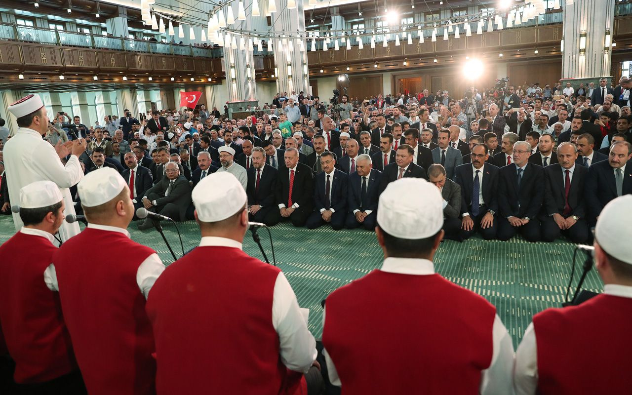 Cumhurbaşkanı Erdoğan, şehitler için Kur’an-ı Kerim okudu