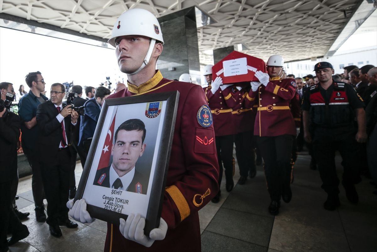 Jandarma Astsubay Üstçavuş Cengiz Tokur'un cenazesinde yürek yakan görüntüler