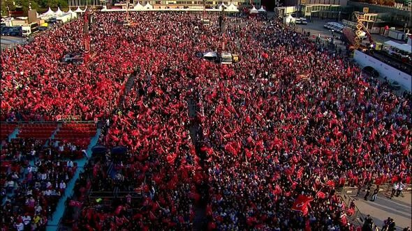 Ellerinde Türk Bayrakları ile akın akın geldiler