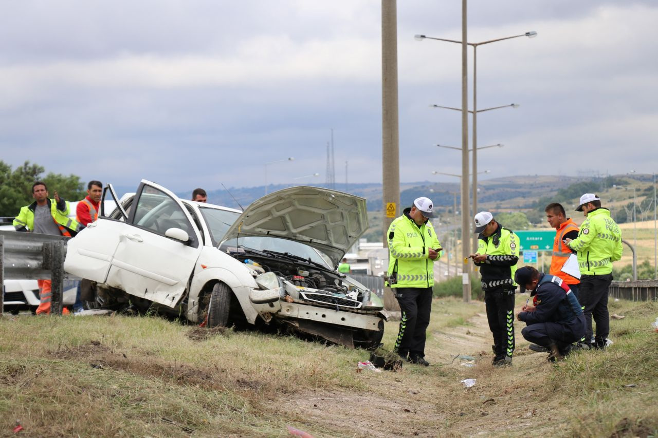 Bolu'da kontrolden çıkan otomobil refüje uçtu 5 yaralı