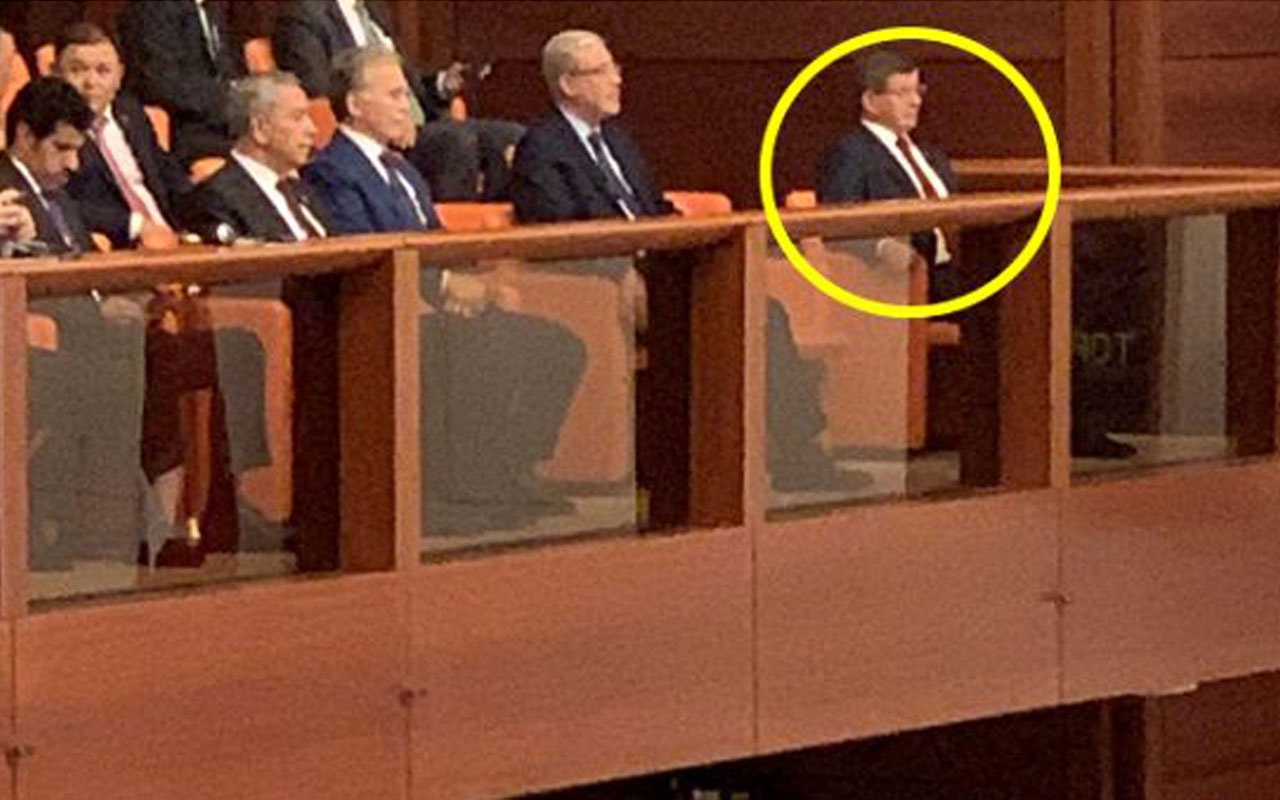 Ahmet Davutoğlu 15 Temmuz Özel Oturumunu tek başına böyle izledi!