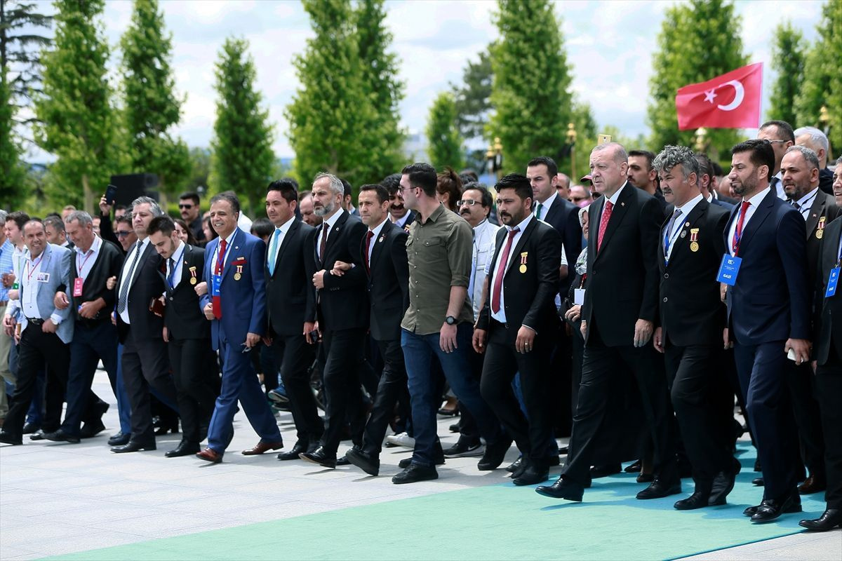 Erdoğan şehit evladıyla el ele anıta yürüdü! 15 Temmuz'un yıl dönümünde duygu dolu anlar