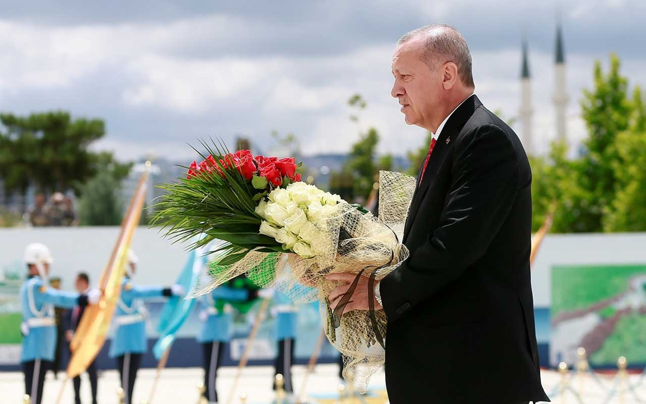 Cumhurbaşkanı Erdoğan Beştepe Külliyesi'nin 15 Temmuz anıta çelenk koydu