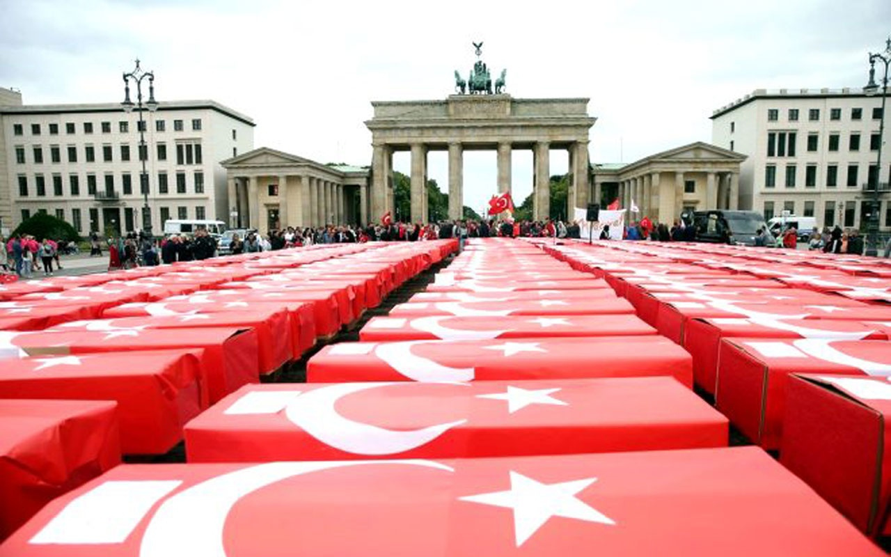 Türk bayrağına sarılı 251 tabut! Almanya'da duygu dolu 15 Temmuz anması
