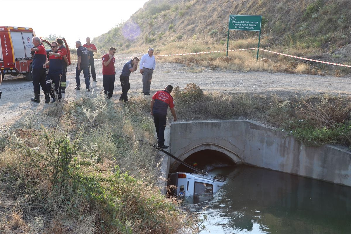 Denizli'de acı olay araç sulama kanalına düştü 2 kişi boğularak can verdi