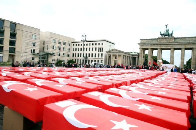 Türk bayrağına sarılı 251 tabut! Almanya'da duygu dolu 15 Temmuz anması