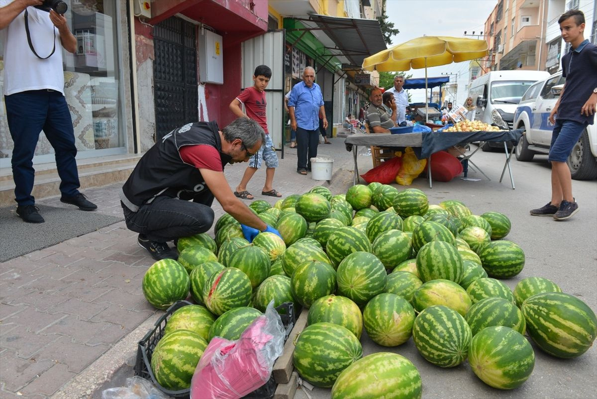 Adana'da polis pazar tezgahlarında böyle uyuşturucu aradı