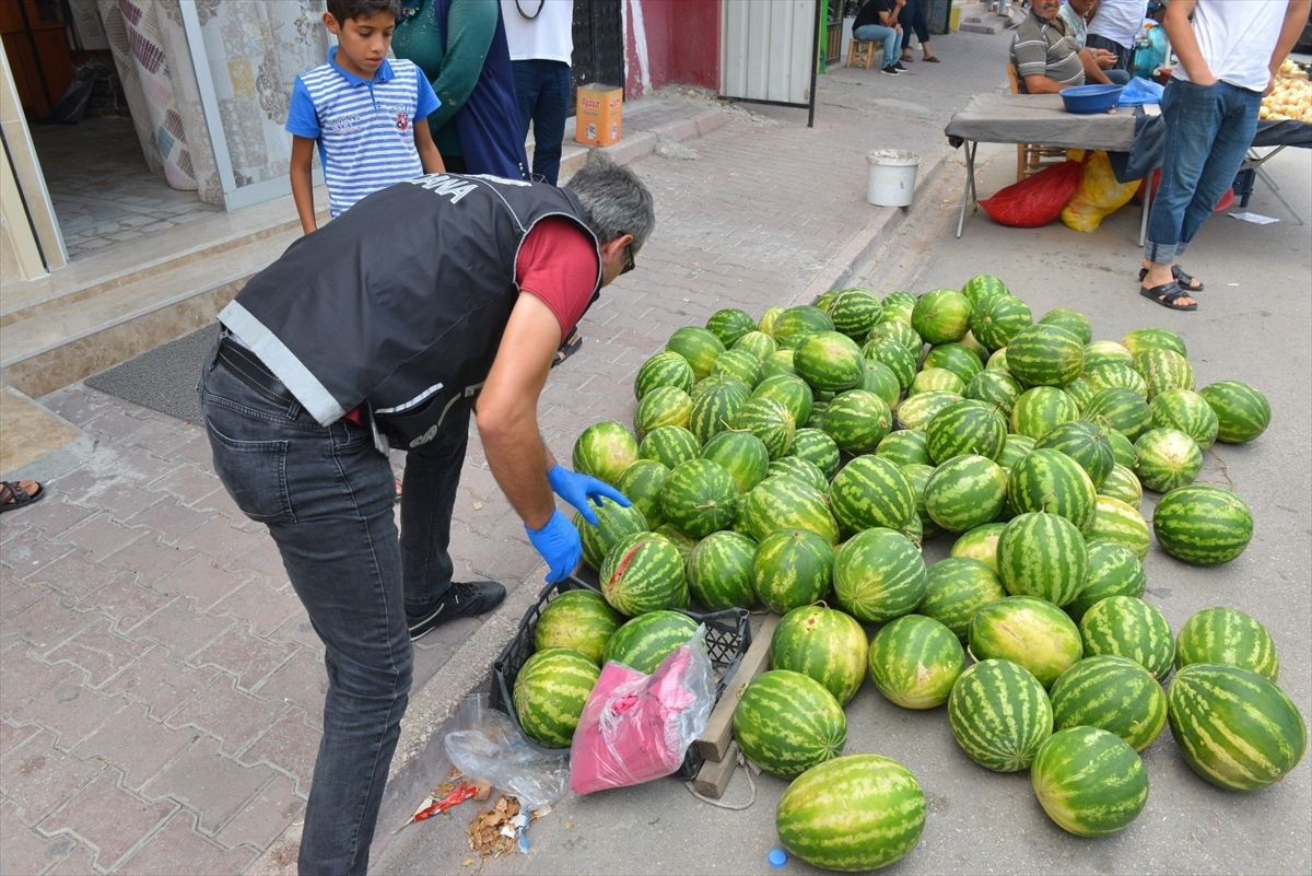 Adana'da polis pazar tezgahlarında böyle uyuşturucu aradı