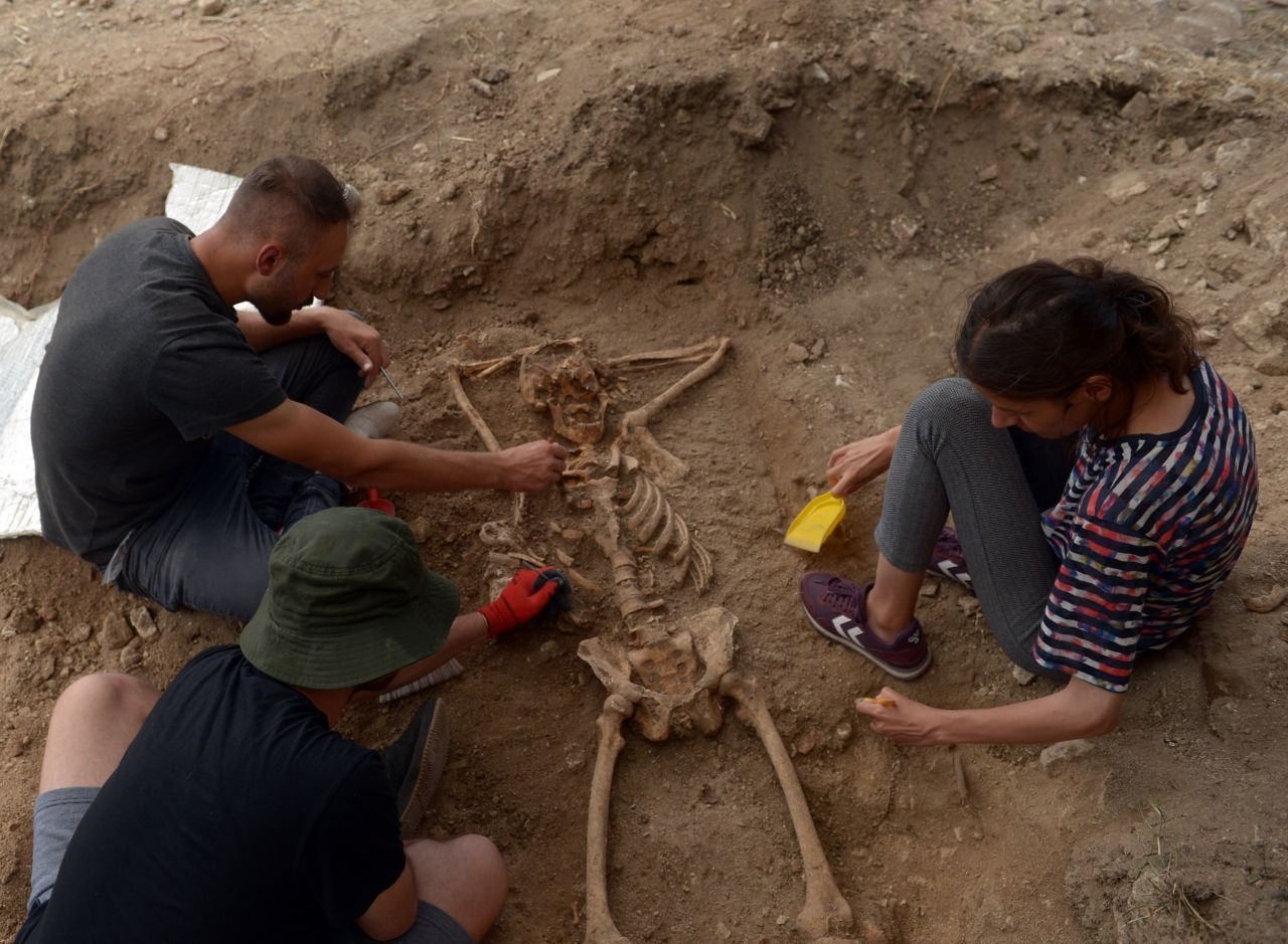200 yıllık iskelet bulundu! Mezarındaki yatış pozisyonu görenleri şaşırttı
