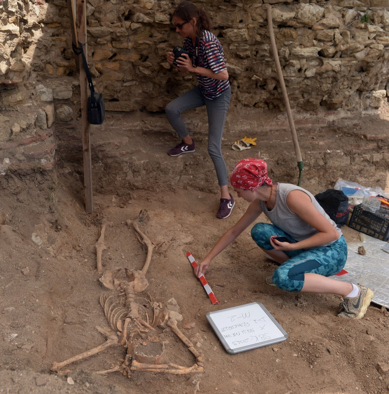 200 yıllık iskelet bulundu! Mezarındaki yatış pozisyonu görenleri şaşırttı