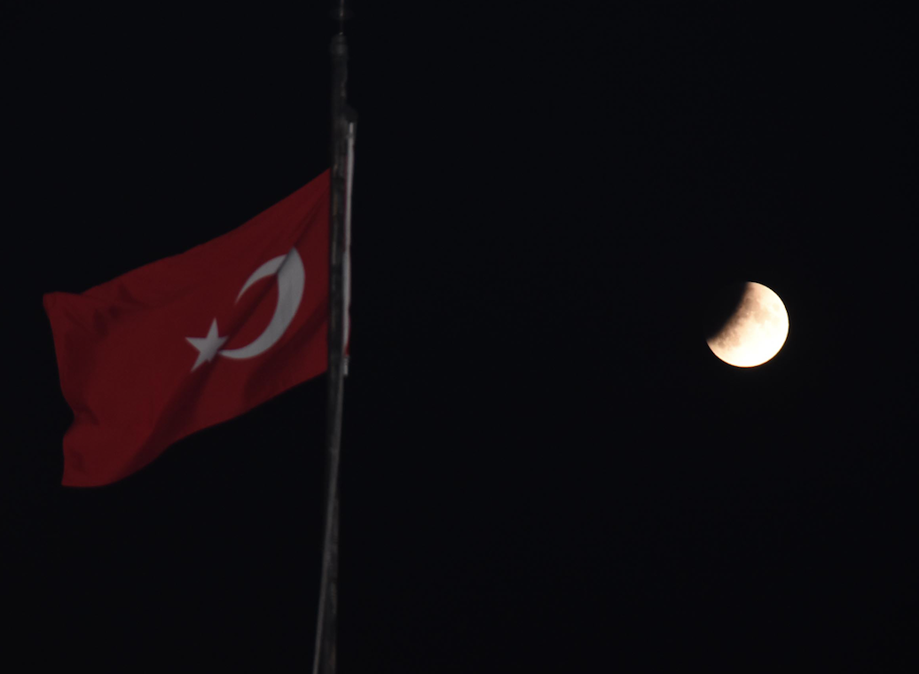 Merakla beklenen parçalı ay tutulması Türkiye'den izlendi! Eşsiz manzaralar ortaya çıktı