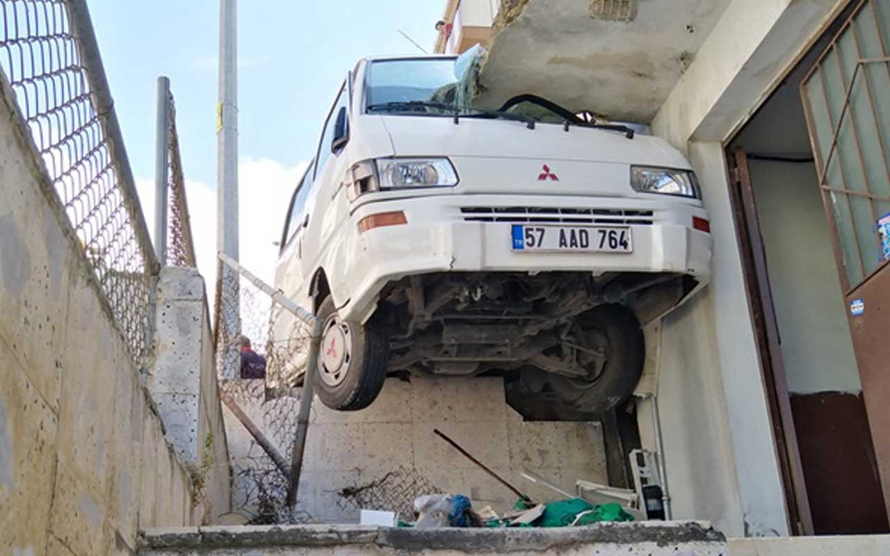 Sinop'ta kontrolden çıkan minibüs yol ile balkon arasına sıkıştı