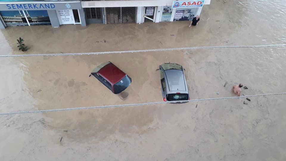 Düzce'deki sel felaketi 4 binden fazla kişi mahsur kaldı anonslar yapılıyor