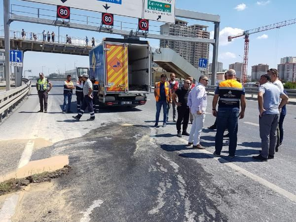 D-100'de çökme: Ankara yönü trafiğe kapatıldı