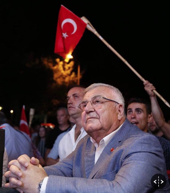 Kırklareli Belediye Başkanı yaşlandırılmış fotoğraflarına isyan etti