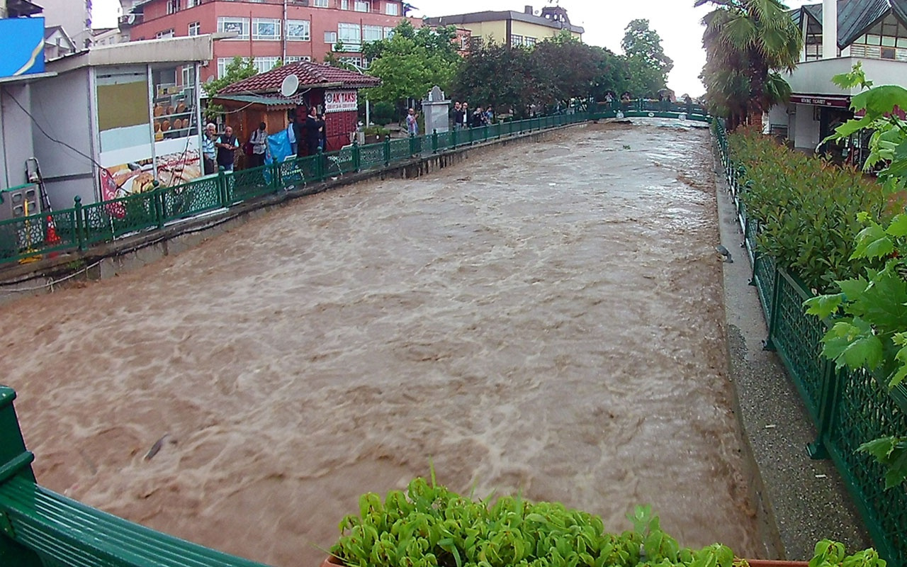 Düzce'deki sel felaketi 4 binden fazla kişi mahsur kaldı anonslar yapılıyor