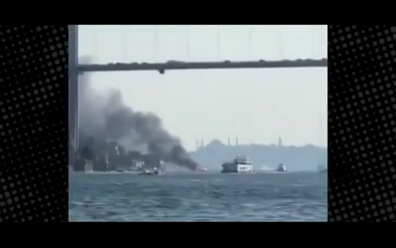 İstanbul Boğazı'nda yanan tekneden, yolcular denize atlayarak kurtuldu