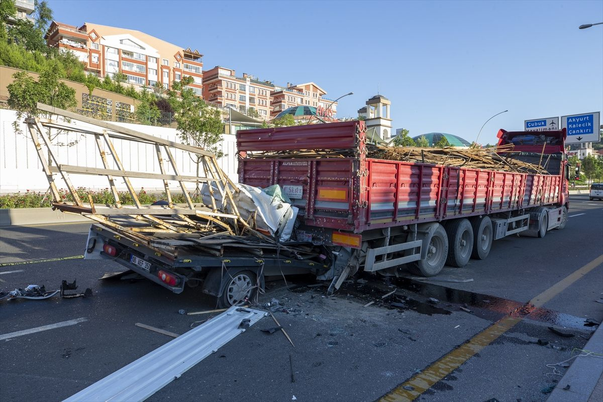 Ankara Pursaklar'da kamyonetin TIR'a arkadan çarpması sonucu bir kişi öldü