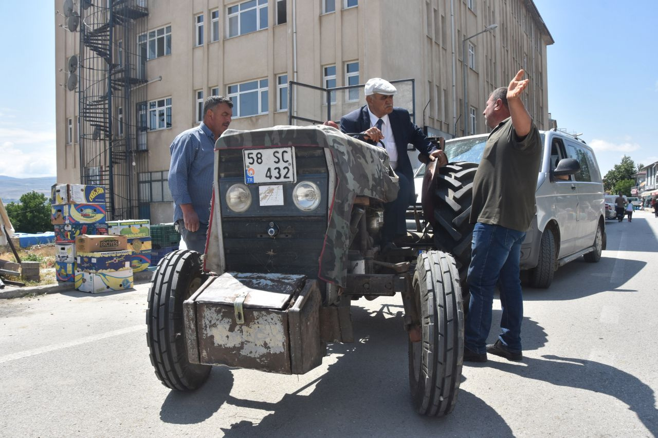 Sivas Gölova Belediye başkanı makam aracı olarak 36 yıllık traktörünü kullanıyor