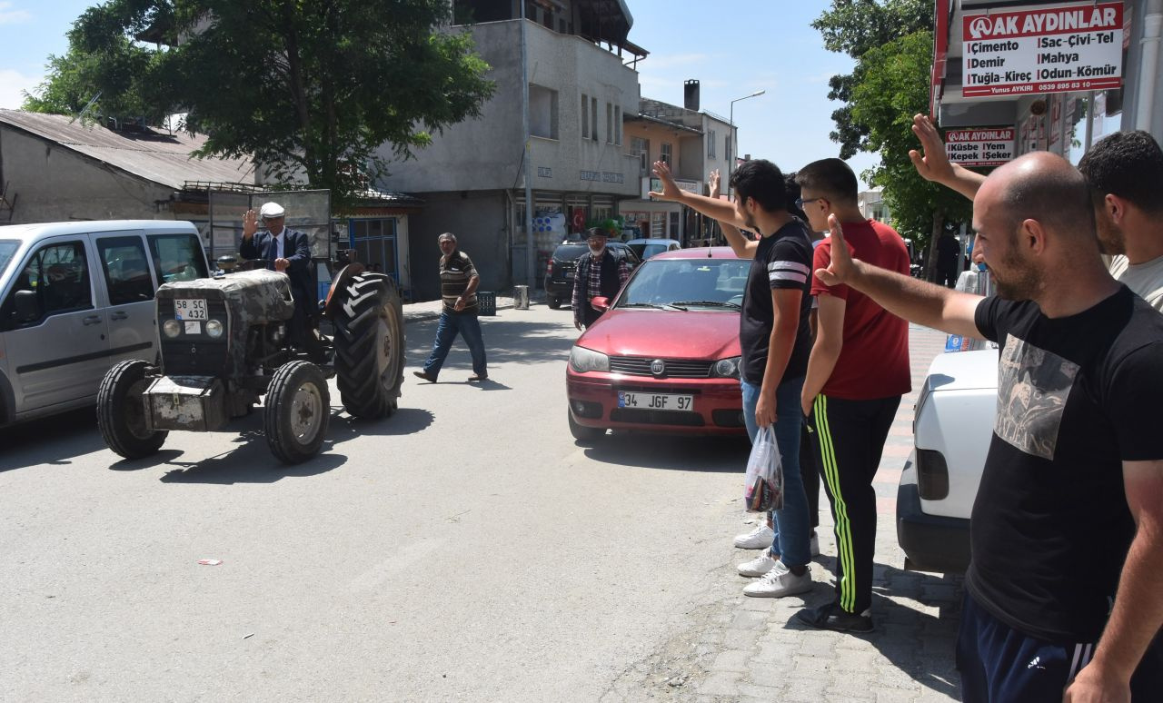 Sivas Gölova Belediye başkanı makam aracı olarak 36 yıllık traktörünü kullanıyor