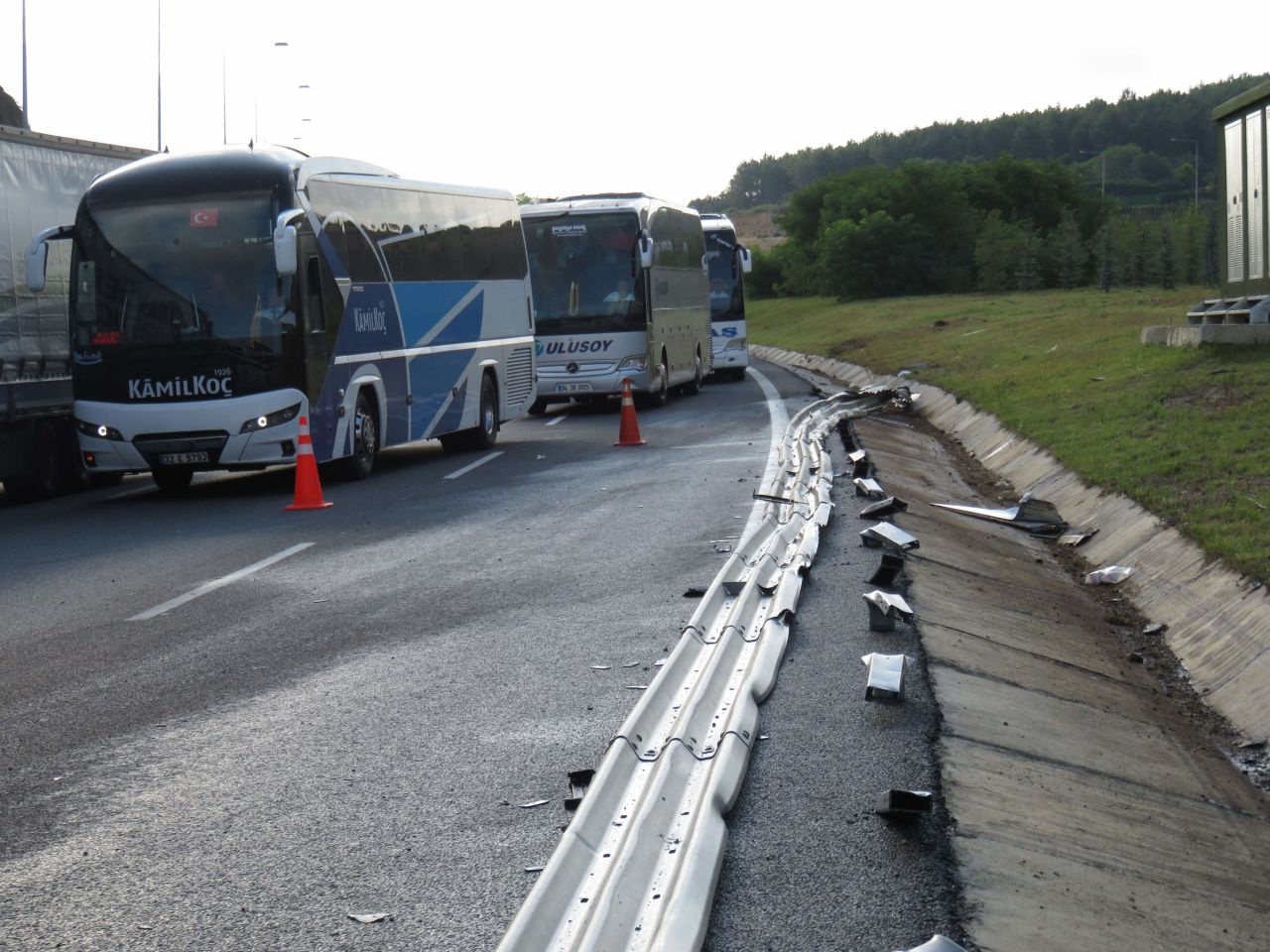 İstanbul'da yolcu otobüsü bariyerlere girdi! Yaralılar var
