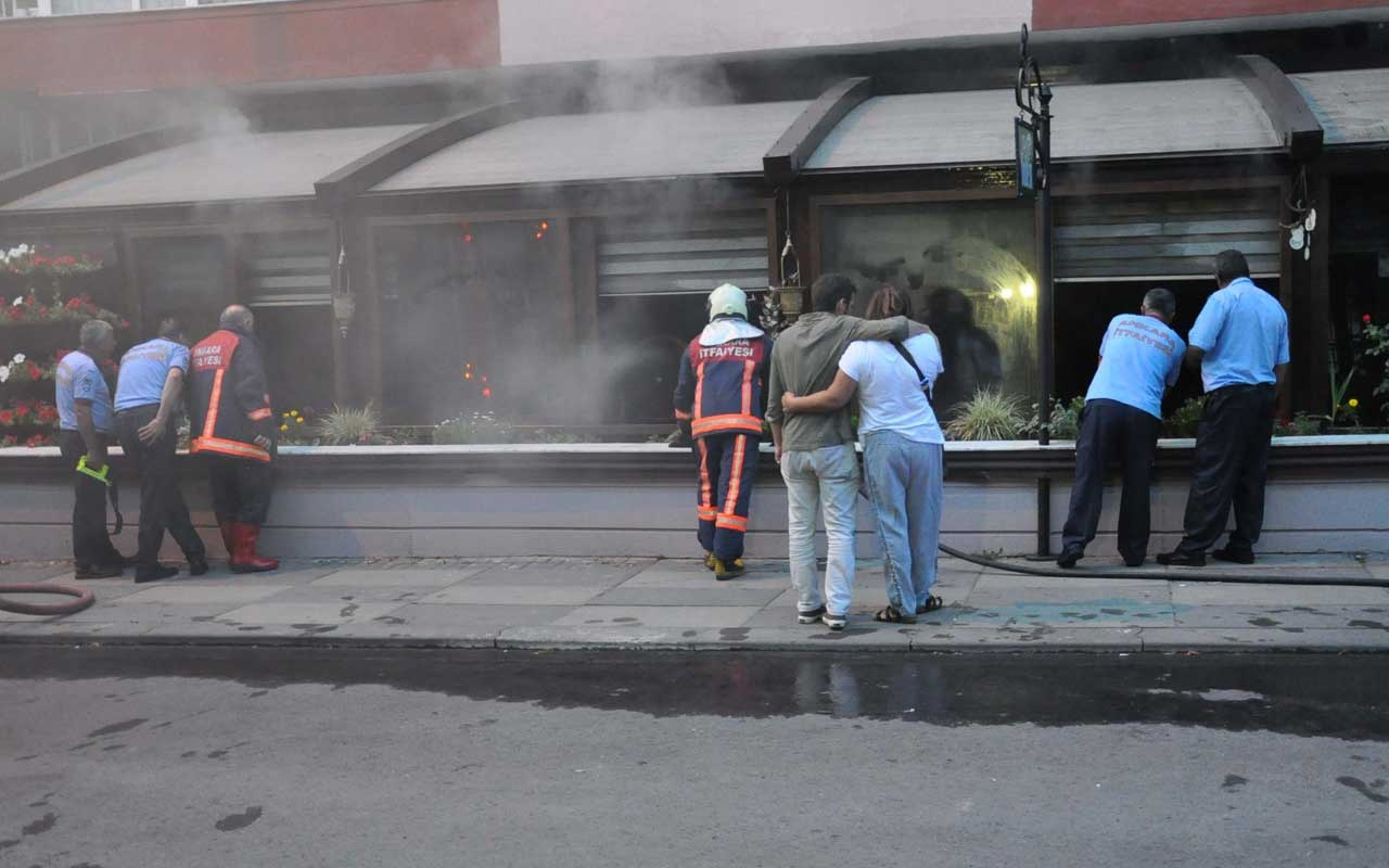 Restoranın yanışını gözyaşları ile izledi