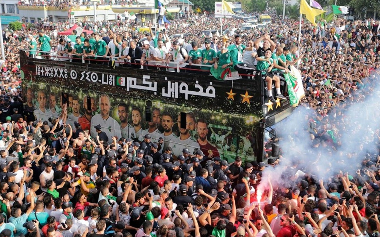 Afrika'nın en büyüğü Cezayir Milli Takımı'na coşkulu karşılama