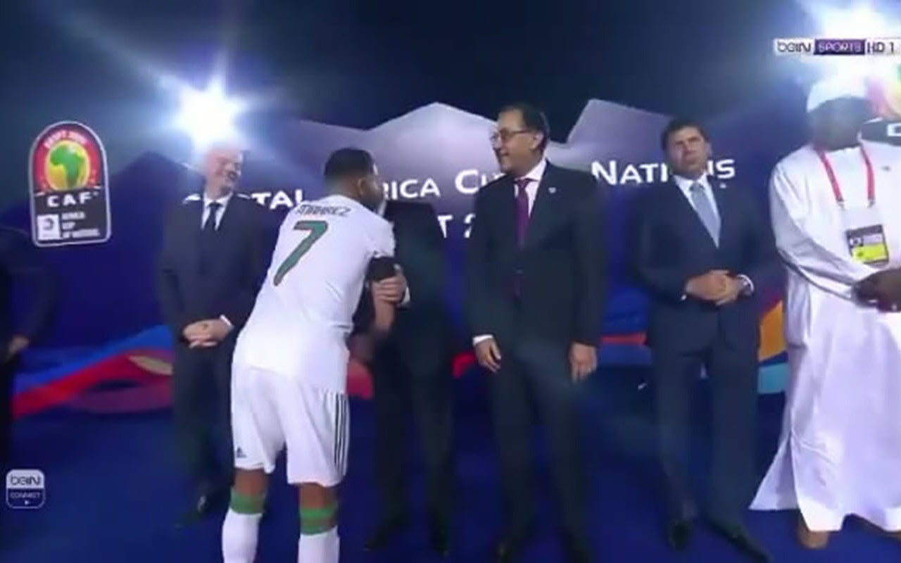 Yıldız futbolcu Mahrez, Mısır Başbakanı'nı görmezden geldi