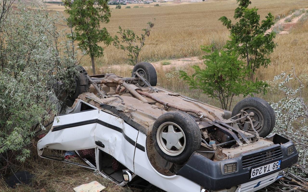 Sivas'ta seyir halinde lastik patladı: 6 yaralı