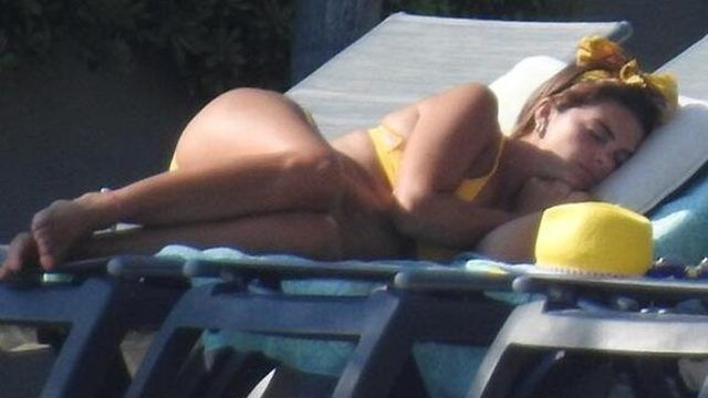 Pelin Karahan'ın sarı bikinisiyle uykusu olay oldu