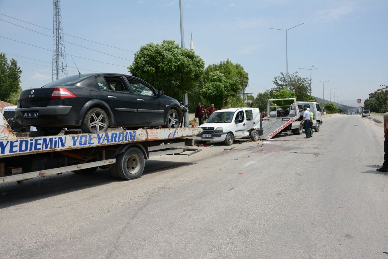 Ağrı'da feci kaza Otomobil, hafif ticari araçla çarpıştı: 1 ölü 6 yaralı