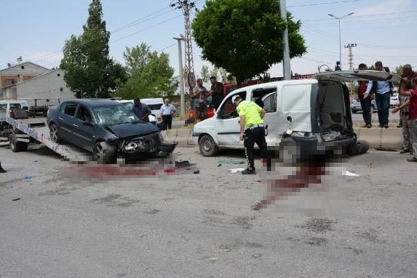 Ağrı'da feci kaza Otomobil, hafif ticari araçla çarpıştı: 1 ölü 6 yaralı
