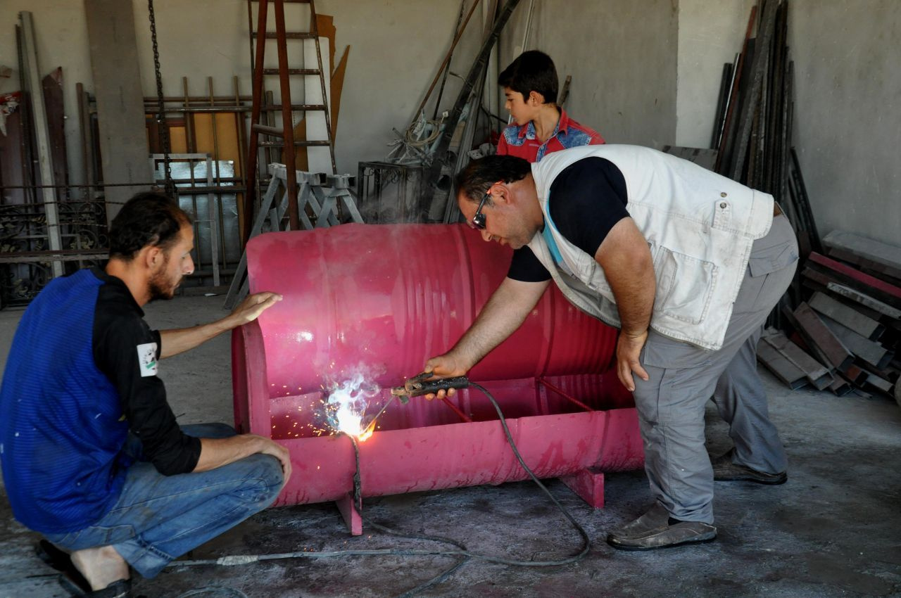 Suriyeli adam tanesini 800 TL'den satıyor! Hatay'da boş varillerle bakın neler yapıyor