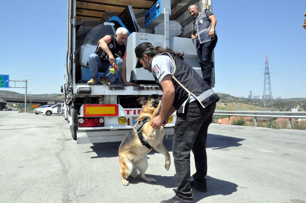 Ankara'da kaçak sigara operasyonu! Dondurma dolabında 20 bin paket ele geçirildi