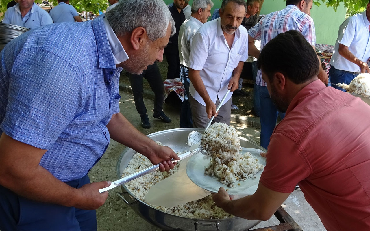 Bu pilavı yemek için köye 20 bin kişi akın etti