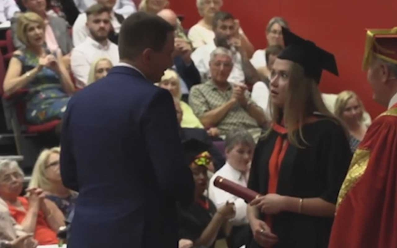 Diploma töreninde sevgilisine evlenme teklif eden adama tepki yağdı
