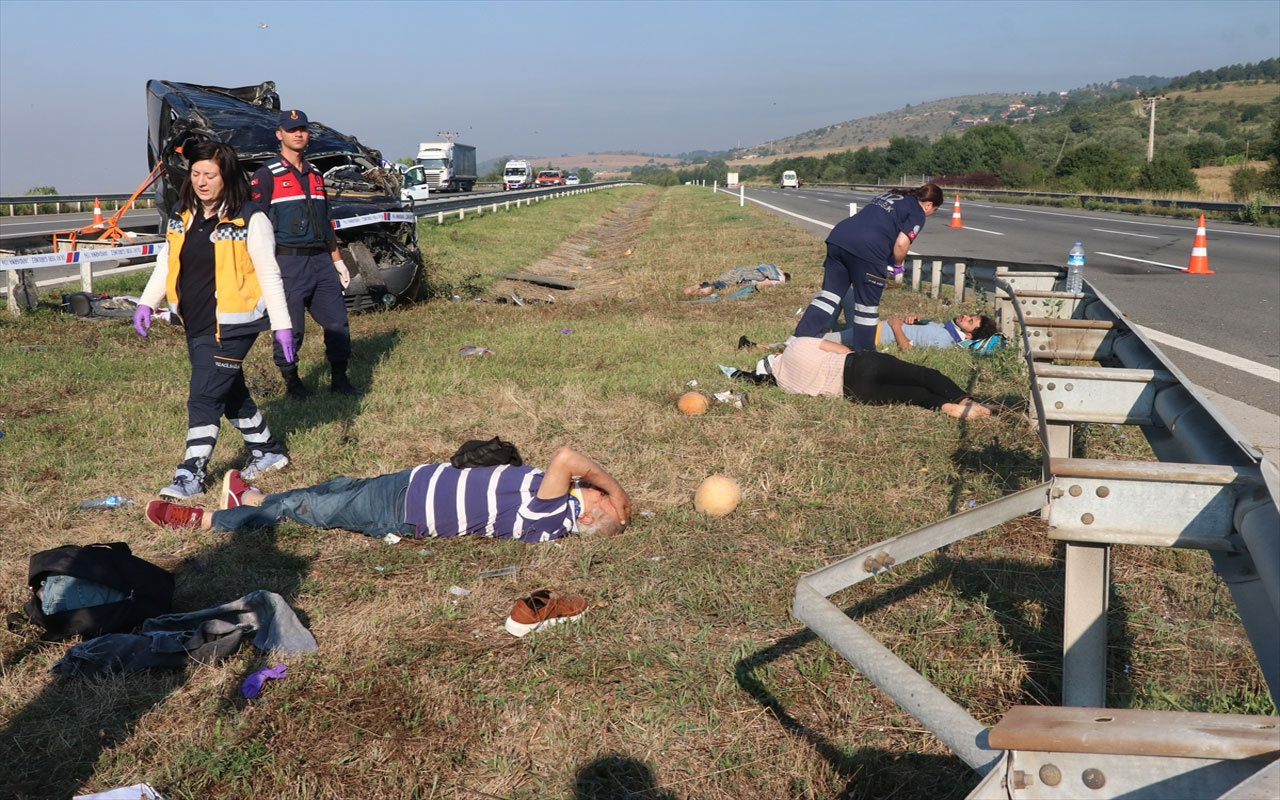 Bolu'da cenaze dönüşü takla atan midibüste can pazarı: 1 ölü 10 yaralı