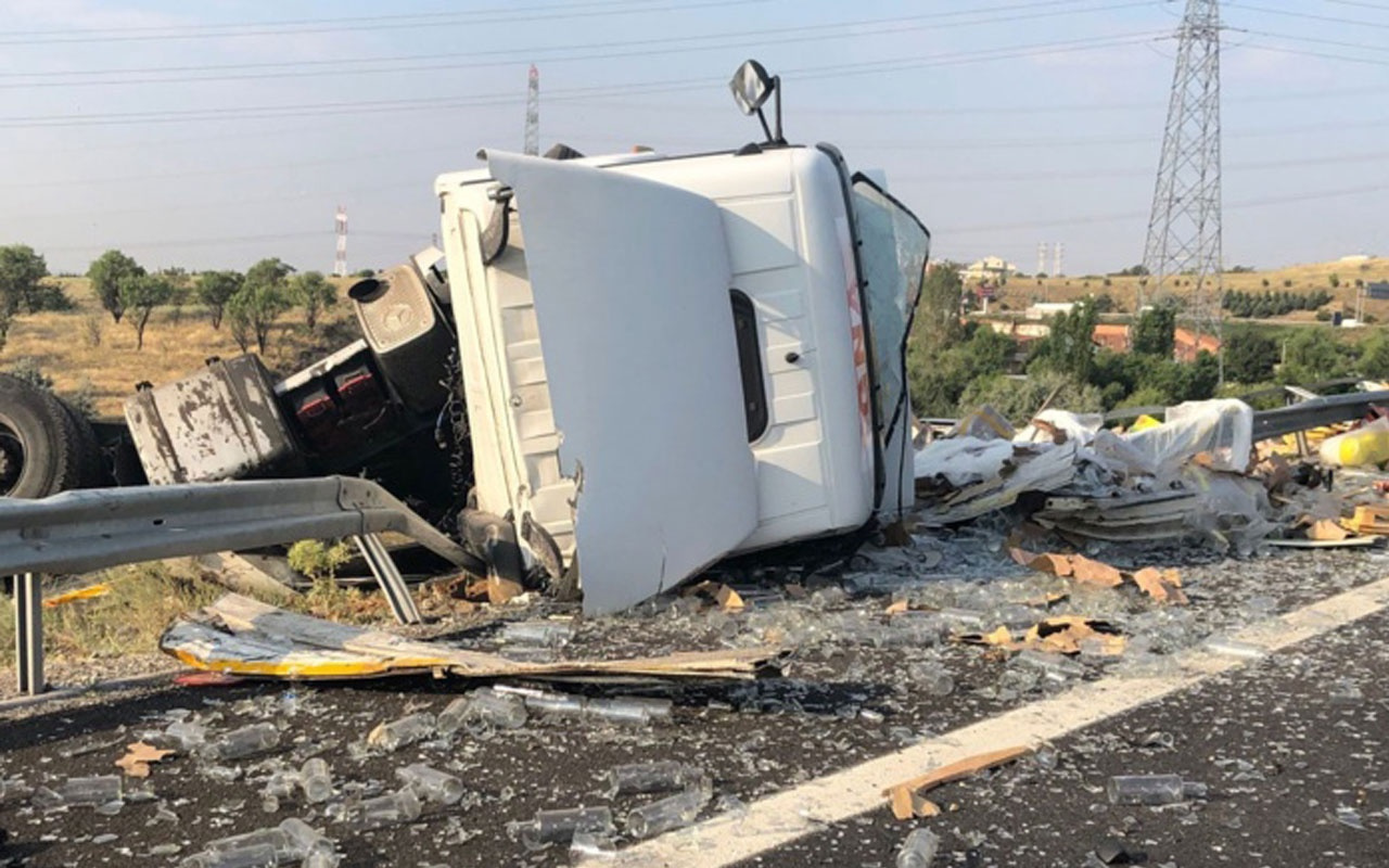 Cam şişe taşıyan TIR sürücüsü uyuyakaldı! Bariyerlere çarparak ters döndü