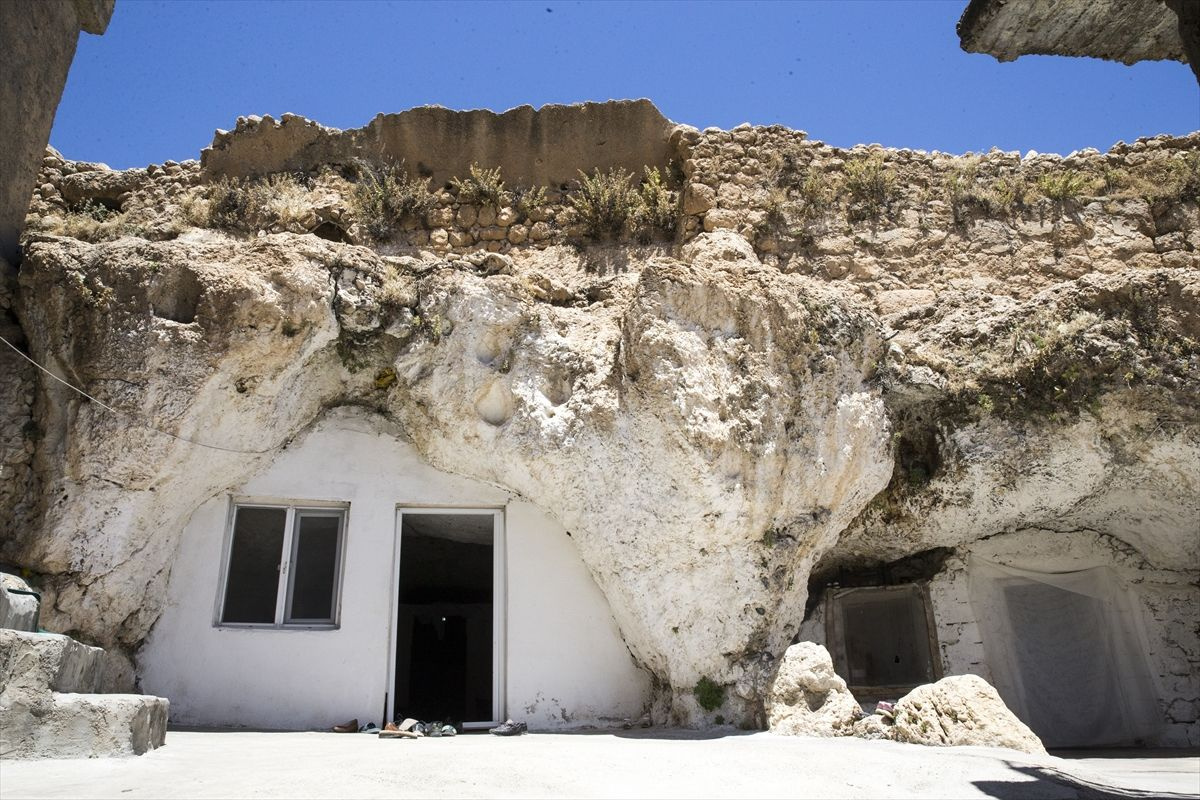 Mardin'de kışı evlerinde, yazı mağarada geçiriyorlar