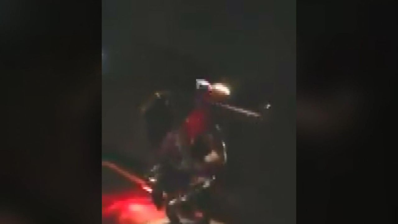 Brezilya’da hızla gelen araç motosiklete çarptı