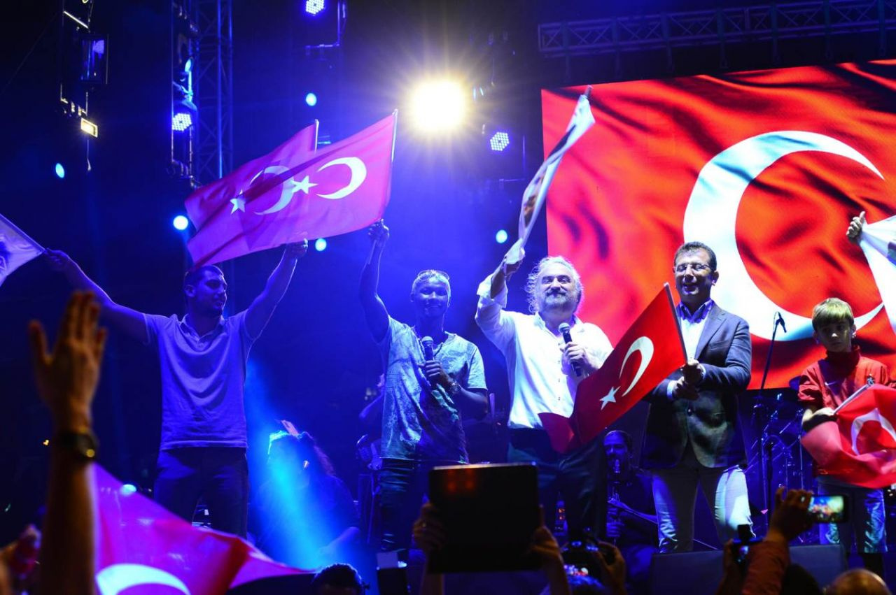 Şarkıcı Volkan Konak İBB Başkanı Ekrem İmamoğlu'na övgü yağdırdı