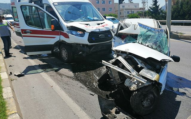 Hatay'da ambulans ile otomobil çarpıştı 2 ölü 1 yaralı