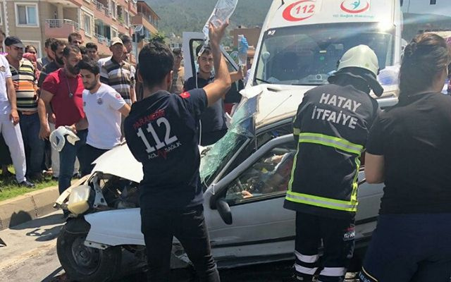 Hatay'da ambulans ile otomobil çarpıştı 2 ölü 1 yaralı