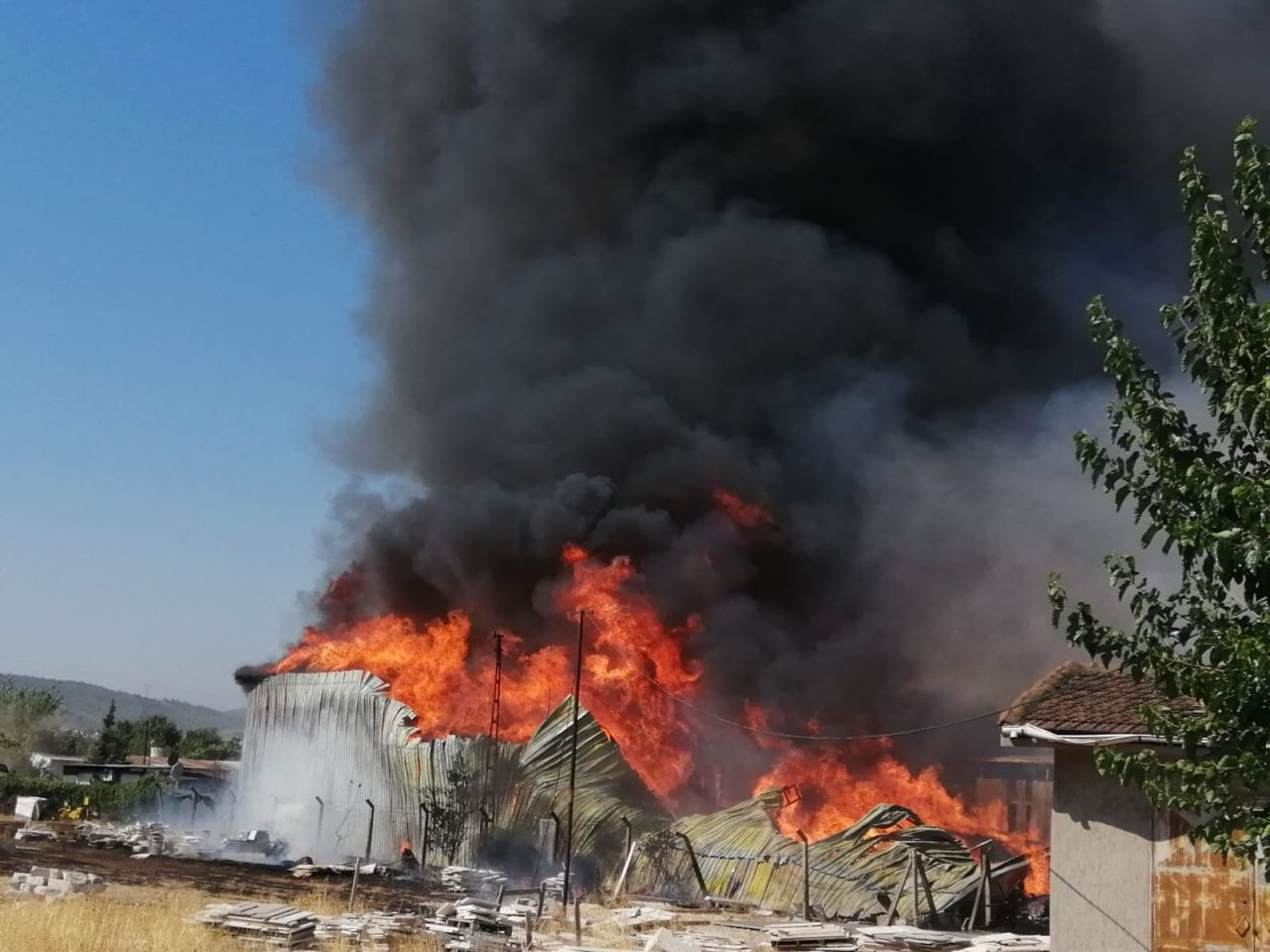 İzmir Bornova'da palet fabrikası cayır cayır yanıyor! Yangın kilometrelerce uzaktan görülüyor