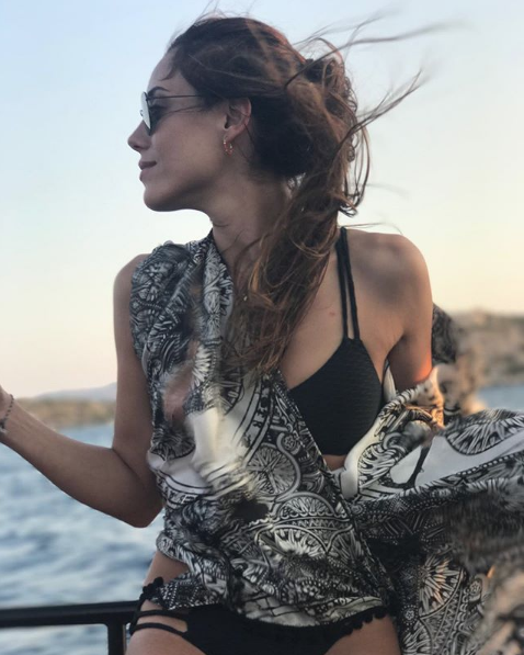 Cansu Dere'nin yaz güzelliği sosyal medyayı salladı! Mavi bikinisi olay oldu